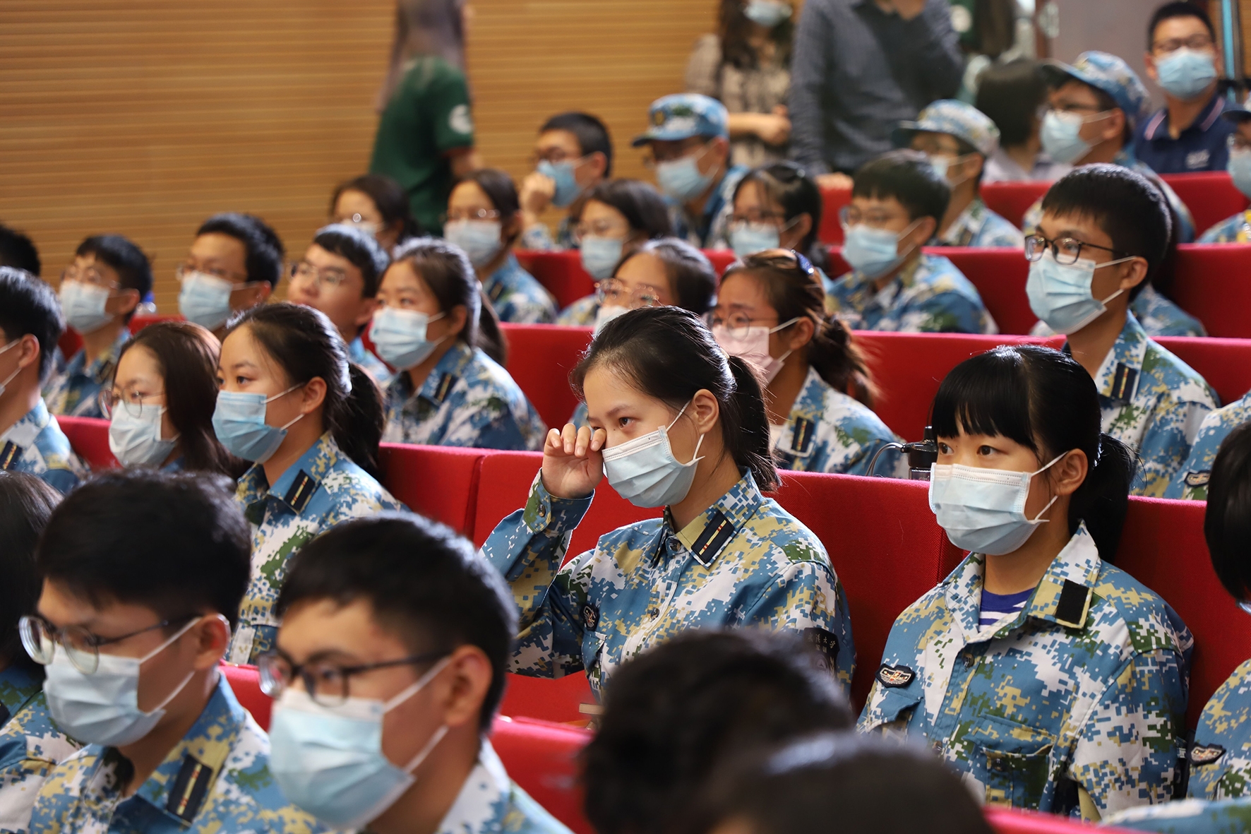 |湖北抗疫情先进事迹报告团走进武大掌声与泪水贯穿始终 00后大学生感受“中国担当”