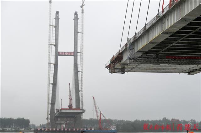 |黄金周没有“说走就走”的旅行，千人坚守工地建设赤壁长江大桥