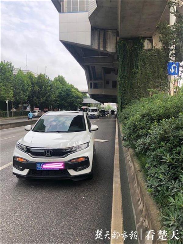 |木板从天而降，车辆引擎盖被砸坏