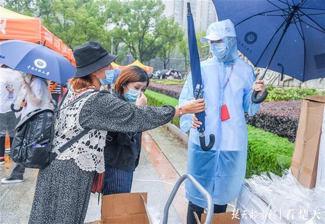 |中南民大喜迎新生报到，双子塔下共谱“雨中曲”