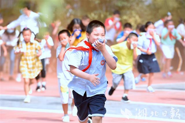 |小学生演练“火场逃生”