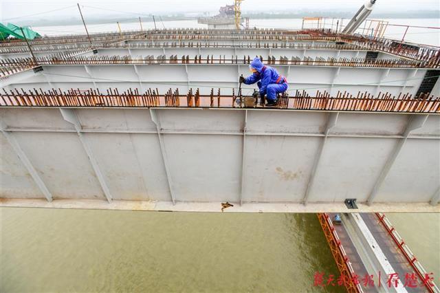 |黄金周没有“说走就走”的旅行，千人坚守工地建设赤壁长江大桥