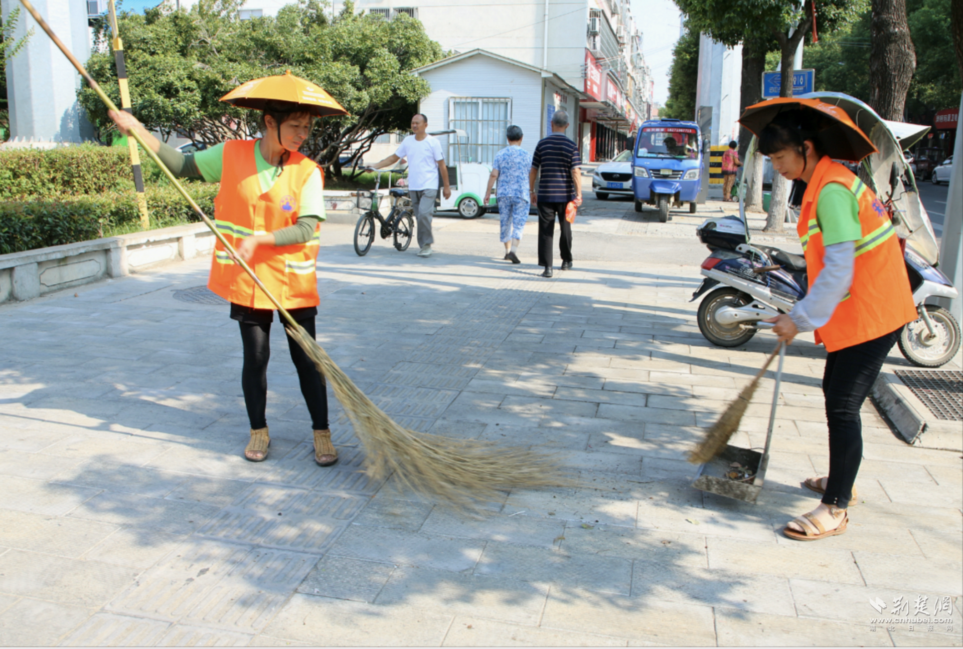 |武汉市新洲区环卫工喜获1000把“爱心伞”