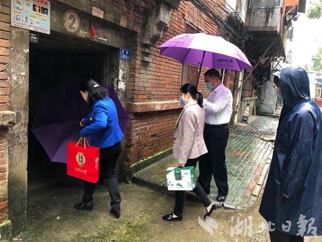 |省委统战部党员下沉社区融入基层治理：上门“认亲”，给困难群众“搭把手”