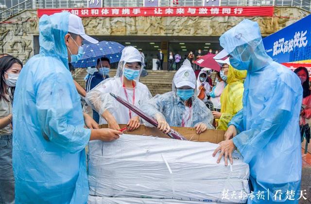 |中南民大喜迎新生报到，双子塔下共谱“雨中曲”