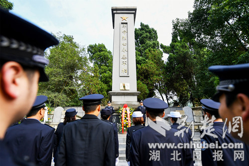 |鲜花祭英烈保康警方开展烈士纪念日公祭活动