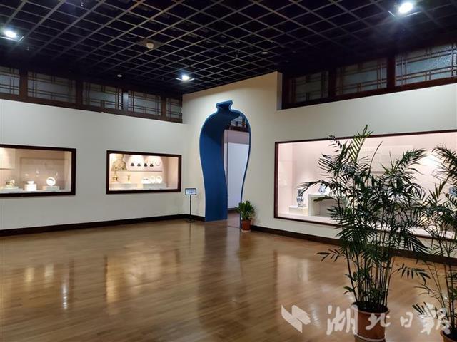 |元青花四爱梅瓶全新亮相武汉博物馆：独占150平方米，观众可触摸旋转