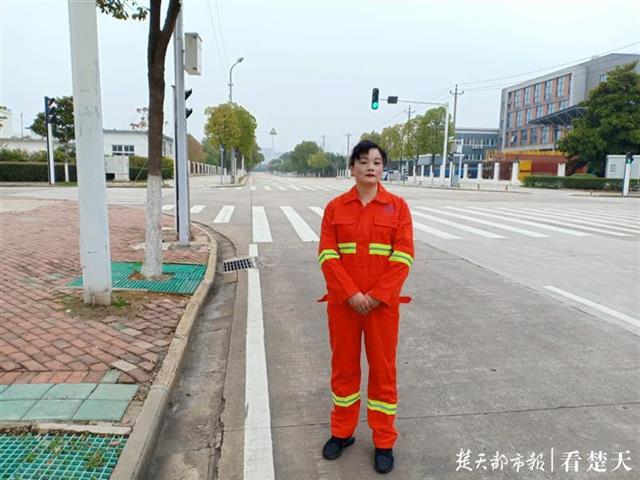 |捉急！男子侧位倒车4次未果，潮！环卫女工帮忙一把搞定