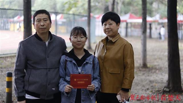 |开学首日，武科大城市学院为新生定制“全家福”