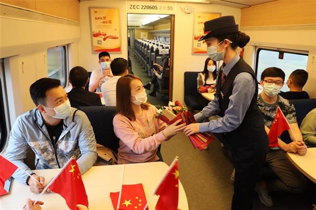 |客流迎新高！武铁10月1日加开145列客车提升运力