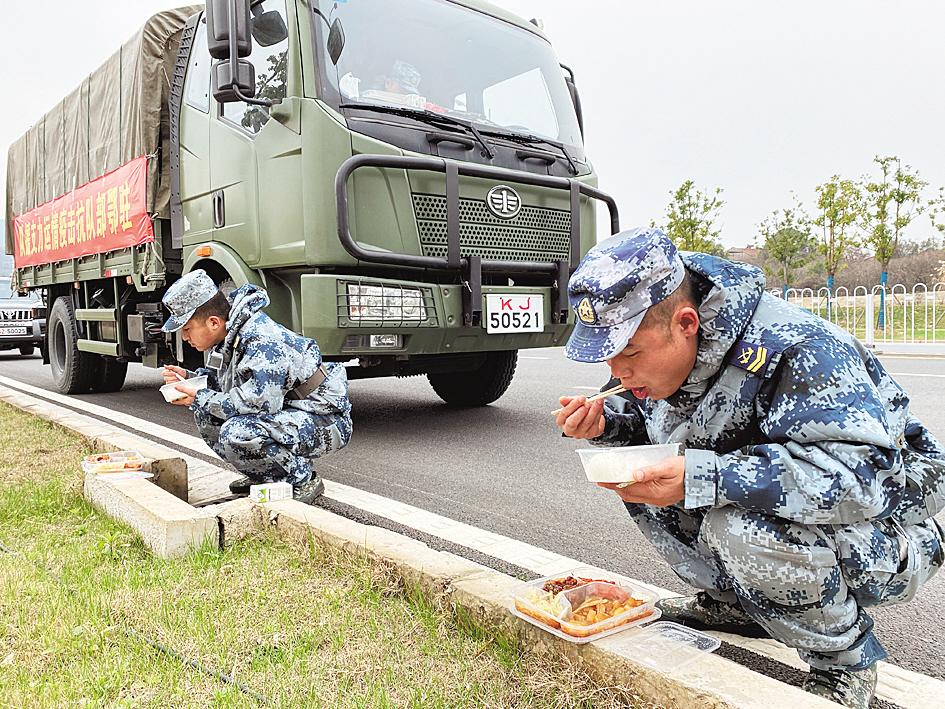 |钢铁长城 守护生命 ——人民子弟兵以行动书写绝对忠诚