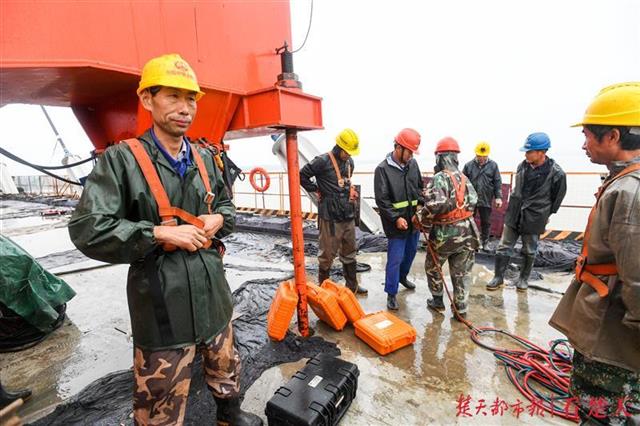 |黄金周没有“说走就走”的旅行，千人坚守工地建设赤壁长江大桥