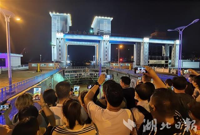 |首个包机团队抵汉优惠促消费实惠换时间人气带景气