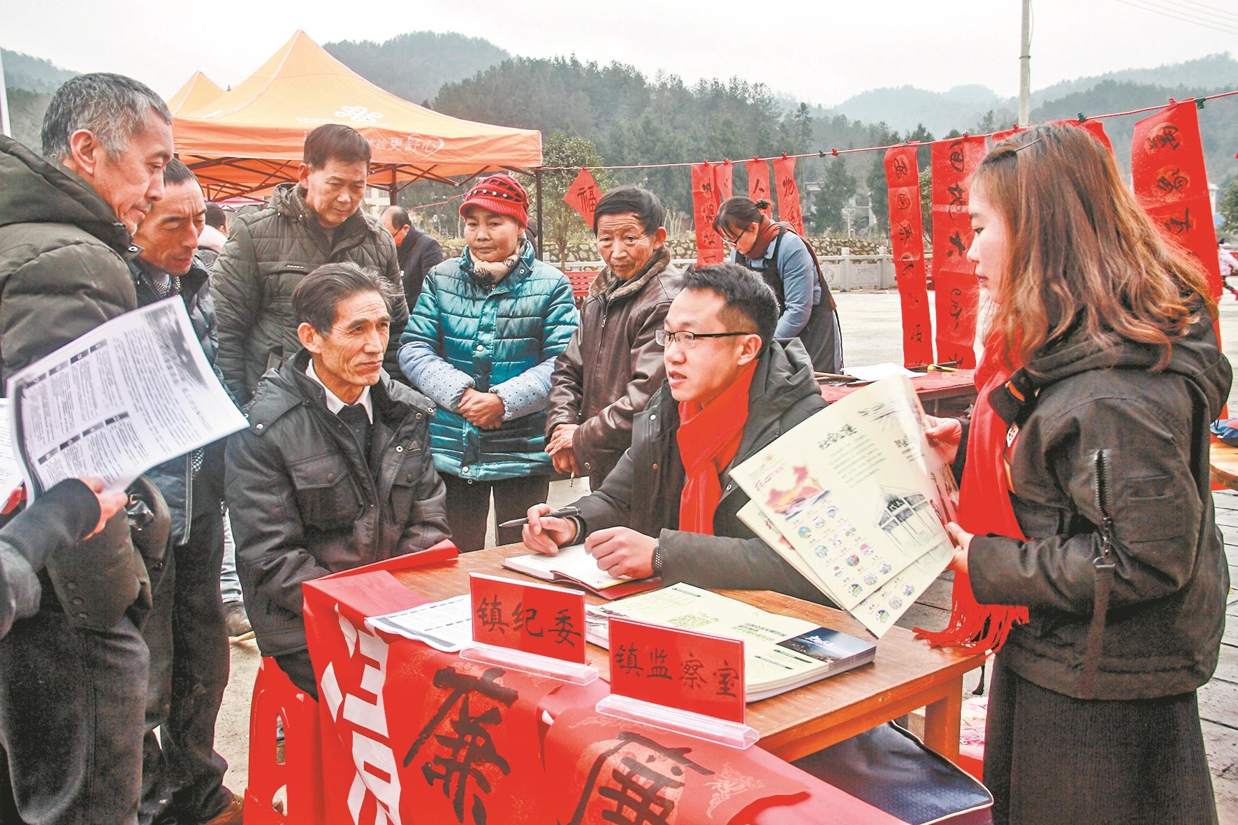 |既铁面无私问责违纪干部，又春风化雨温暖普通百姓，一位基层纪检干部正气充盈的情怀