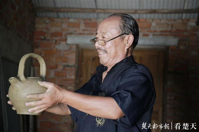 |65岁的非遗传承人每天手写20封信，“你愿意做我的徒弟吗？”