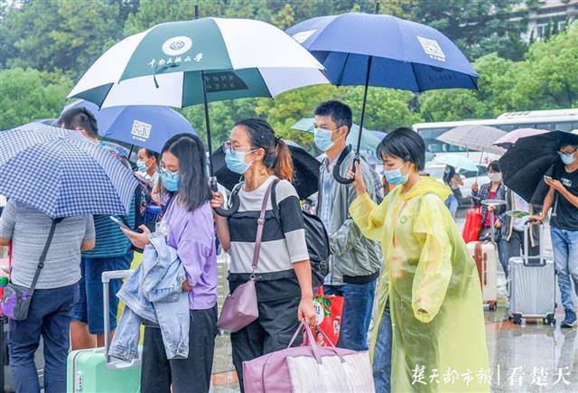 |中南民大喜迎新生报到，双子塔下共谱“雨中曲”