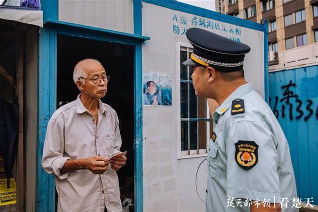 |暖心！修车摊占道经营20年，城管没有一拆了之，还助七旬老人易地重开张