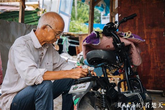 |暖心！修车摊占道经营20年，城管没有一拆了之，还助七旬老人易地重开张