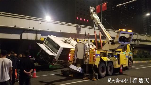 |公交车走错车道卡在高架桥下，当时车上无乘客，未造成人员伤亡