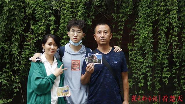 |开学首日，武科大城市学院为新生定制“全家福”