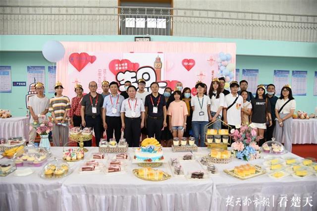 |武汉高校新生陆续报到，布依族姑娘带着妈妈上大学