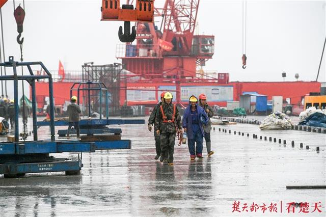 |黄金周没有“说走就走”的旅行，千人坚守工地建设赤壁长江大桥