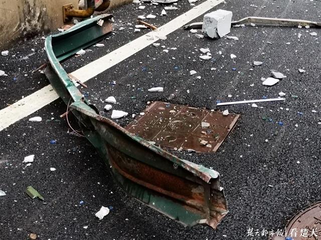 |餐馆操作间发生爆燃，小区多处房屋受损，有人员受伤