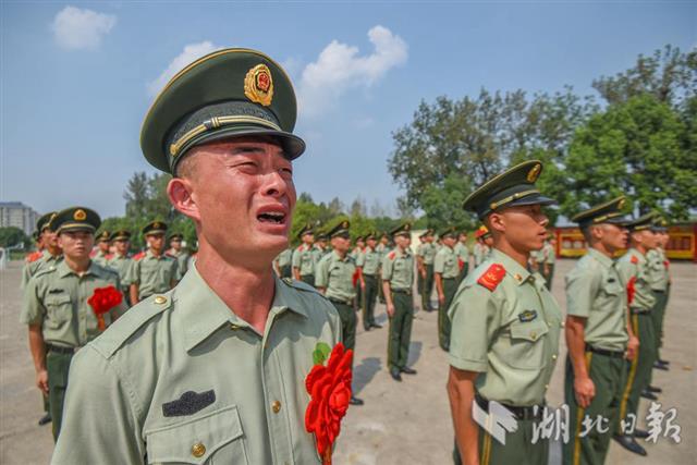 |武警战士退伍踏上新征程