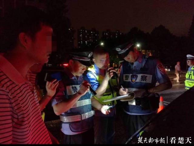 武汉警方夜间大巡控满月，累计抓获1243名“夜猫子