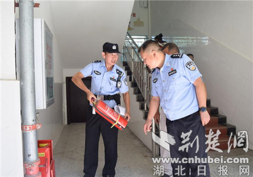 |开学第一天宜城市出动500警力护航保平安