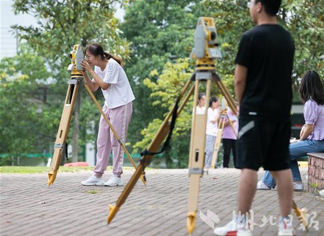 |采茶、嫁接果树、开拖拉机……高校学子实验忙