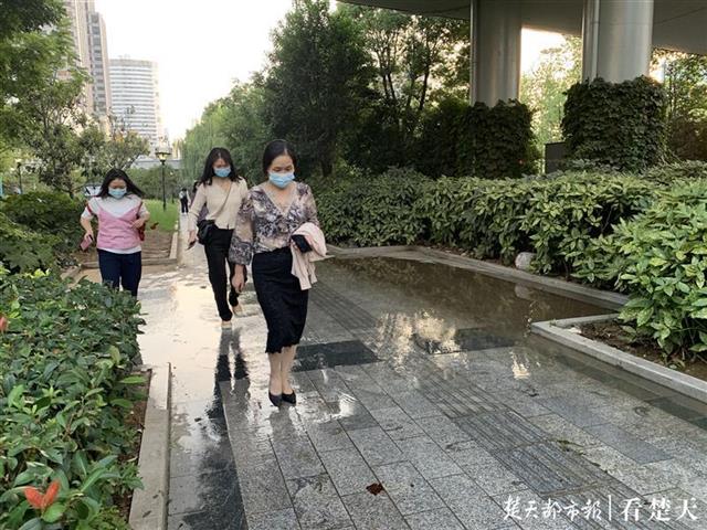 |地铁站口水漫人行道，原是绿化用水管道渗漏