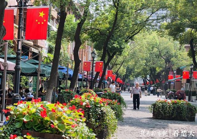 |武汉统一标准挂国旗、迎国庆，节日氛围浓厚