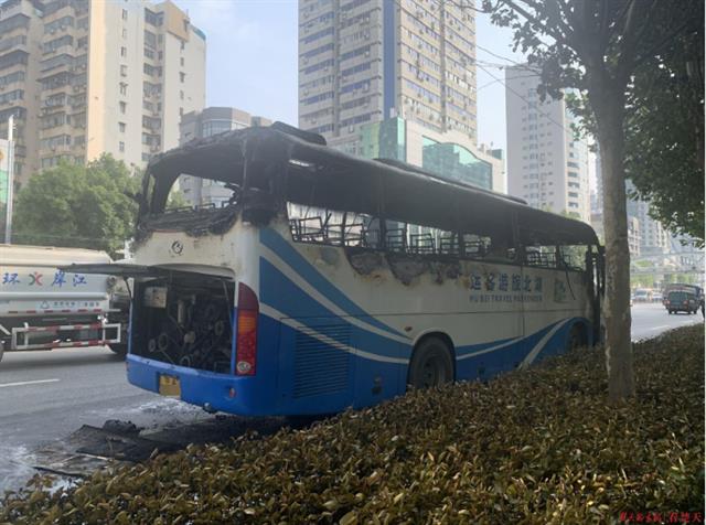 |突发！载着20多名喜宴宾客的大巴车突然起火，被烧成空壳……