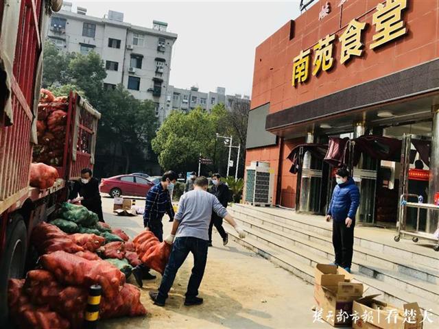 |曾往武汉义务送菜10趟的山东汉子，送儿子来汉读大学