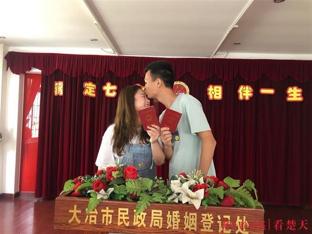 |直播领证，名人见证！湖北婚姻登记花样仪式为爱“加油”