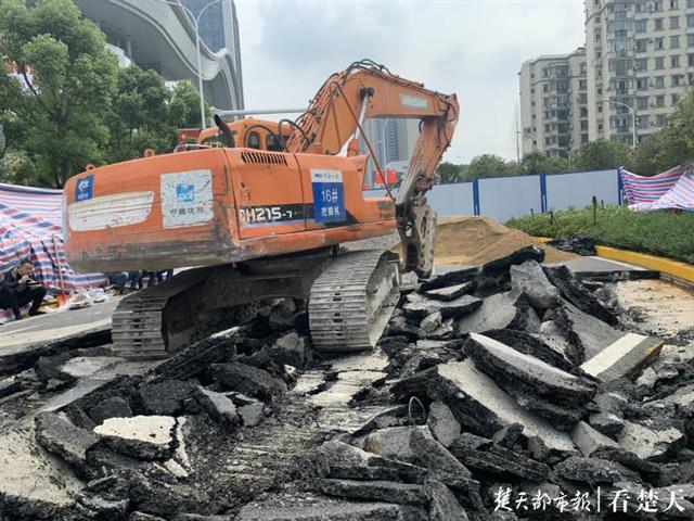 |塌陷最深处约60厘米，光谷广场匝道正在修复，官方通报初步原因