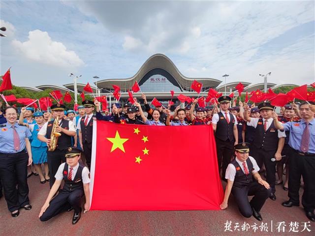|武汉铁路黄金周运输启幕，“高姐”武汉站玩快闪