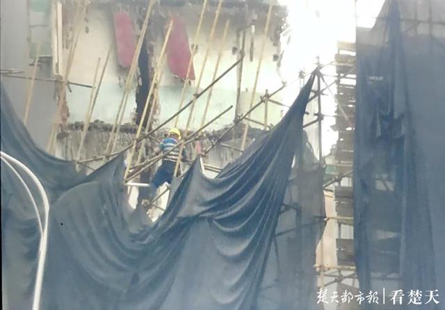 |汉阳一待拆民房垮塌？实为拆迁过程中，部分墙体撞击脚手架……