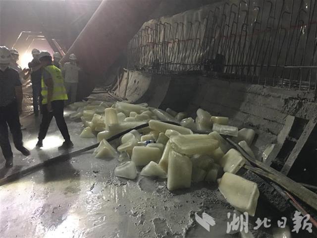 |在鄂央企鏖战云南边锤：悬崖上凿壁造桥，山岭里钻隧修路