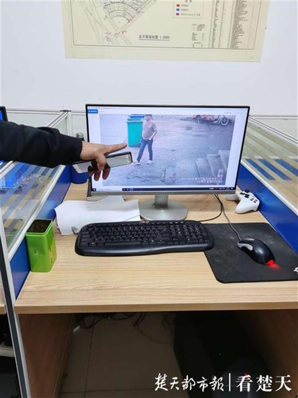 |车窗没关紧名牌包被偷，3天后女失主发现小偷，跟踪1公里报警抓住他