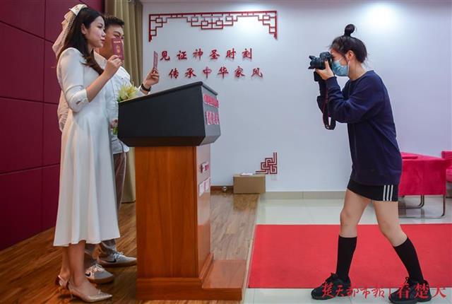 |直播领证，名人见证！湖北婚姻登记花样仪式为爱“加油”