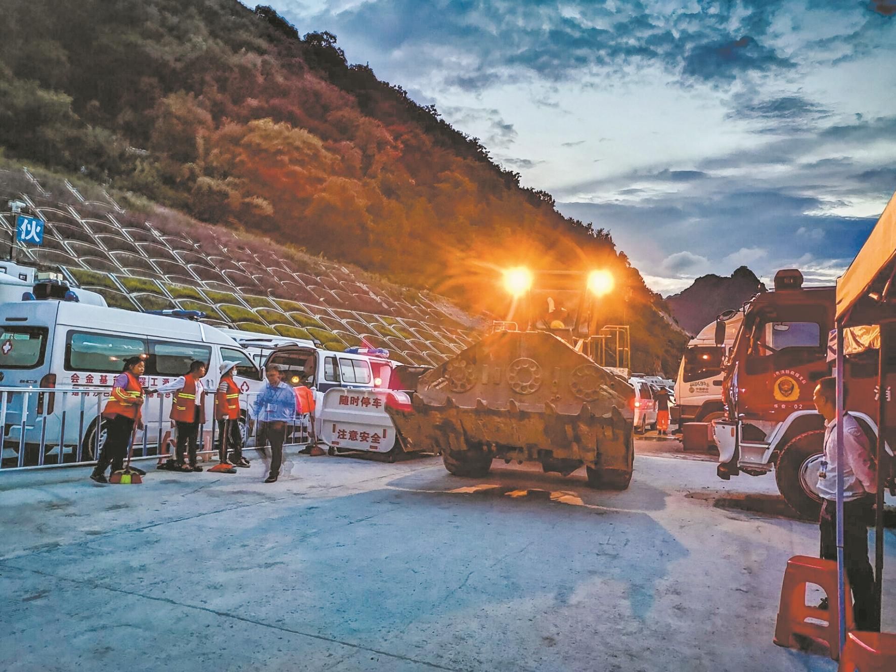 |广西在建隧道塌方9人被困超72小时 湖北郧阳政府专班多次赶往现场