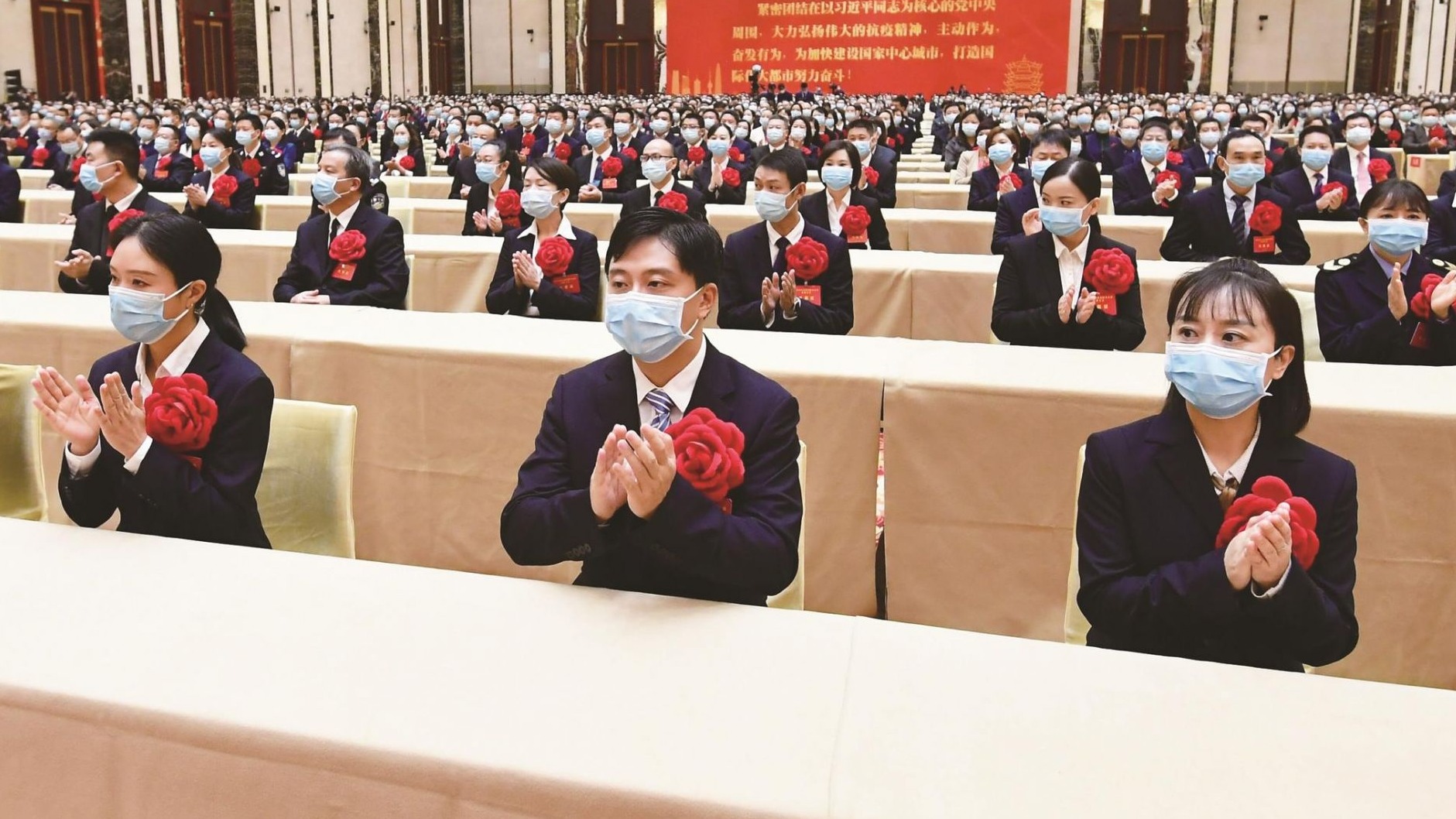 危难时你们舍命抗疫 英雄城昨日致敬英雄