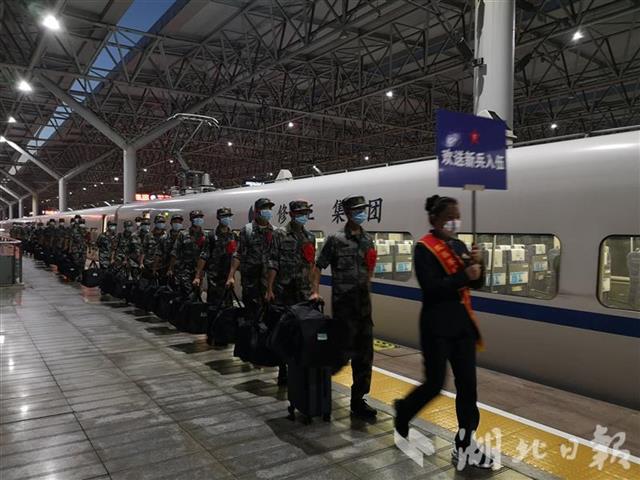 |踏上开往军营的列车！三峡库区今年首批新兵奔赴军营