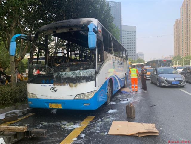|突发！载着20多名喜宴宾客的大巴车突然起火，被烧成空壳……