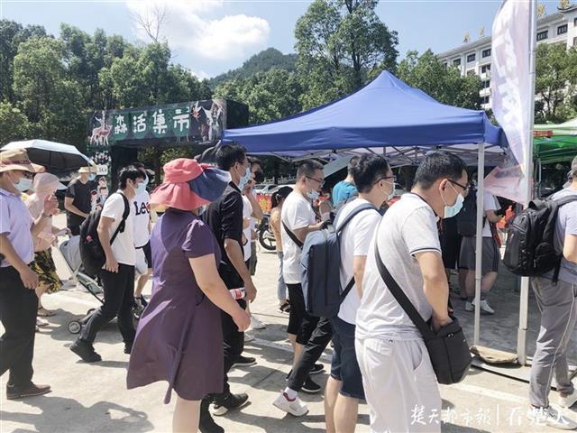 |巨幅国旗迎国庆