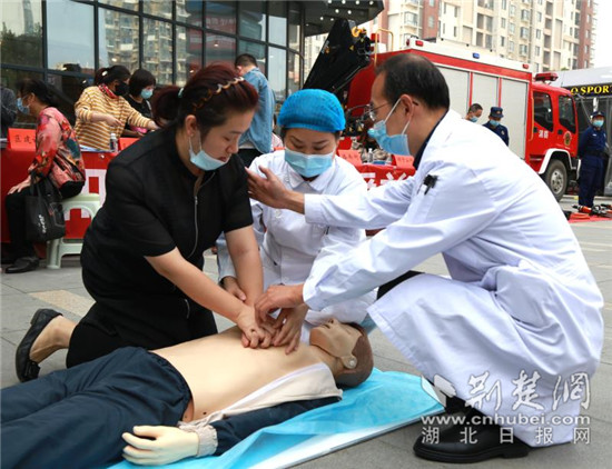 |第31个国际减灾日 武汉洪山区市民街头广场体验防灾急救技能