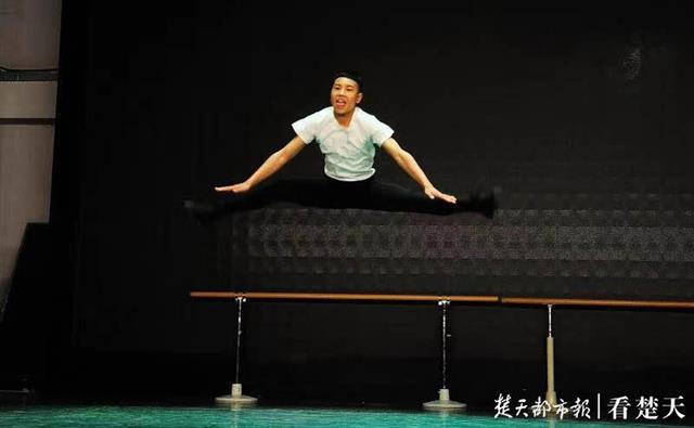 |牛圈里练功，路灯下看书，三名藏族青年“跳”出山村“舞”进大学