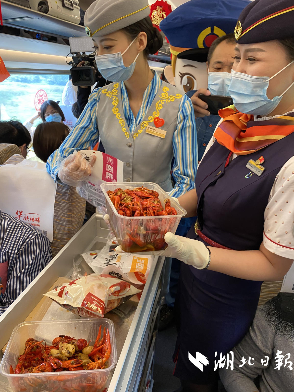 |坐着高铁看中国 | 国庆遇上中秋，高铁上遇见你